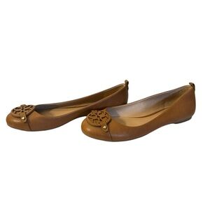 This is a pair of Tory Burch Gabriel ballet flats in brown leather. Size 9